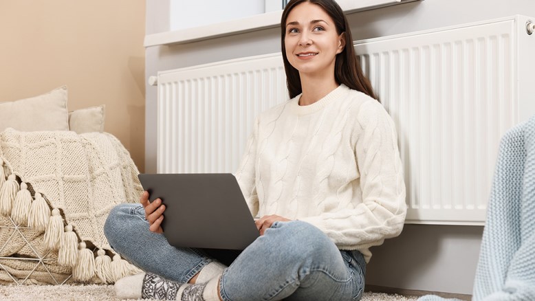 Φοιτήτρια με λάπτοπ – Power Home Student